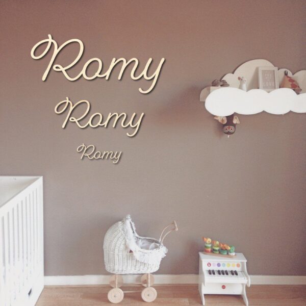 Babykamer met naam "Romy" aan de muur.